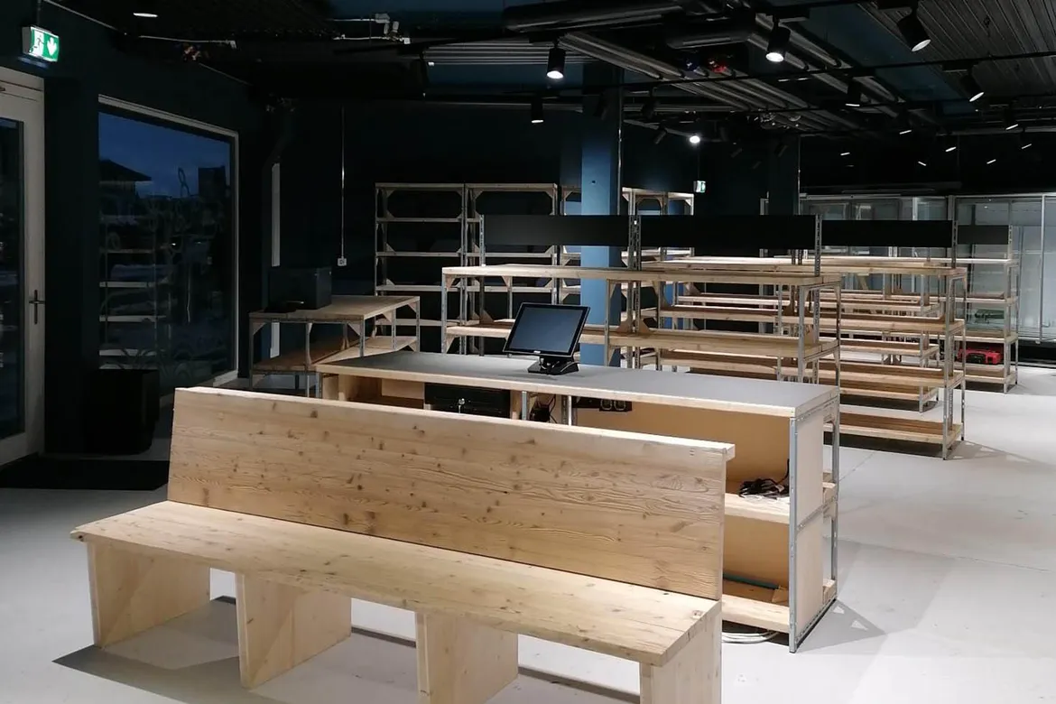 Desk d'accueil et rayonnages en matériaux de réemploi