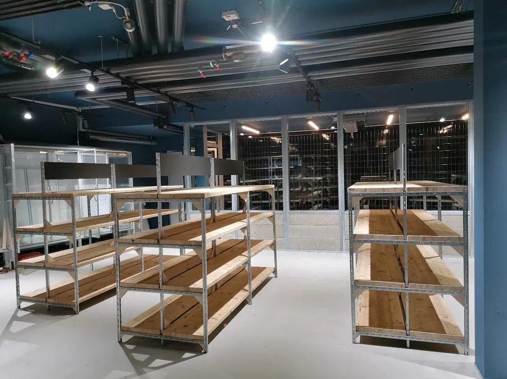 Rayonnages construits à partir de planches d'échafaudage