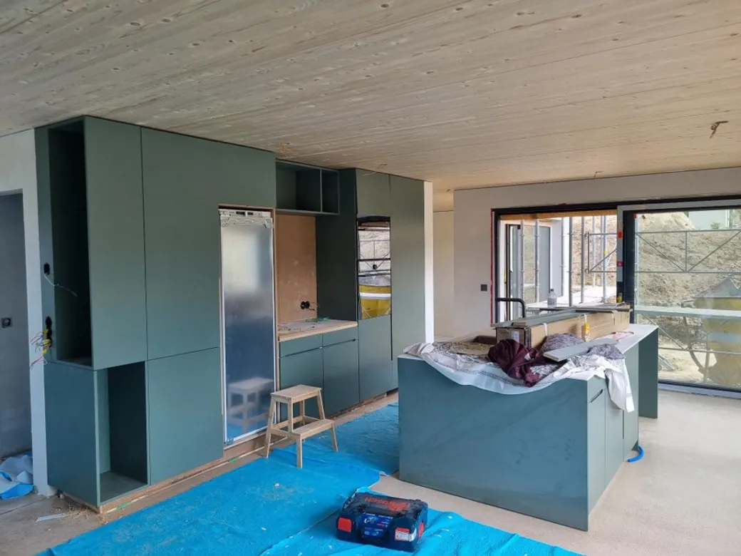 Construction d'une cuisine à partir de caisson et de panneaux de réemploi