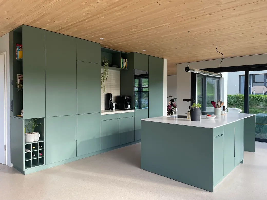 Cuisine intégralement réalisée en matériaux de réemploi