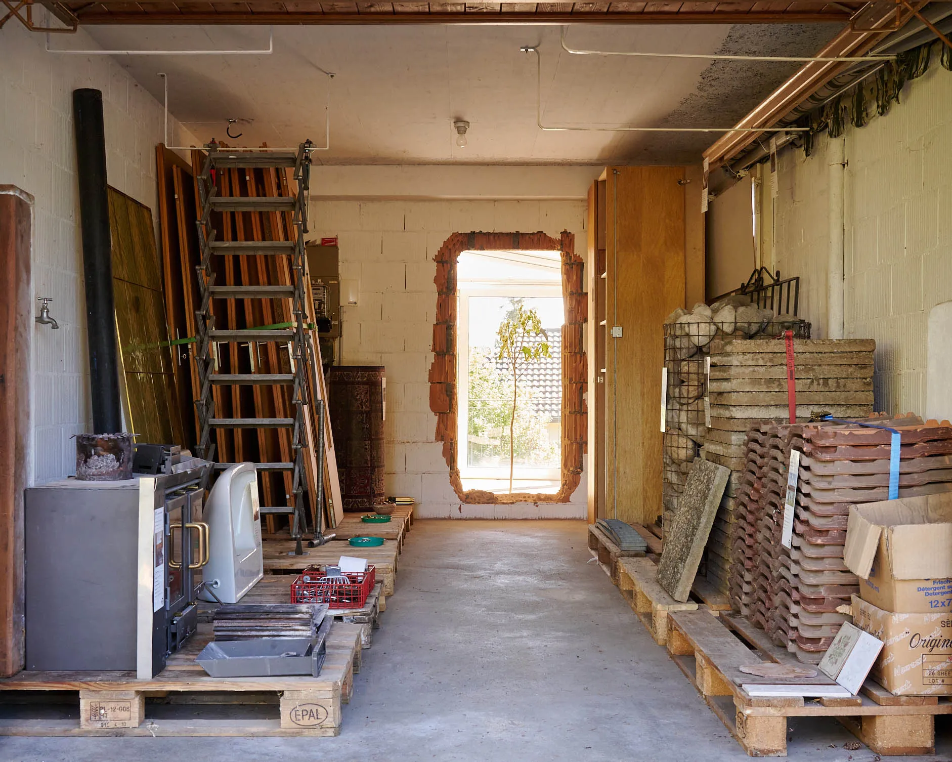 Exposition des matériaux démontés