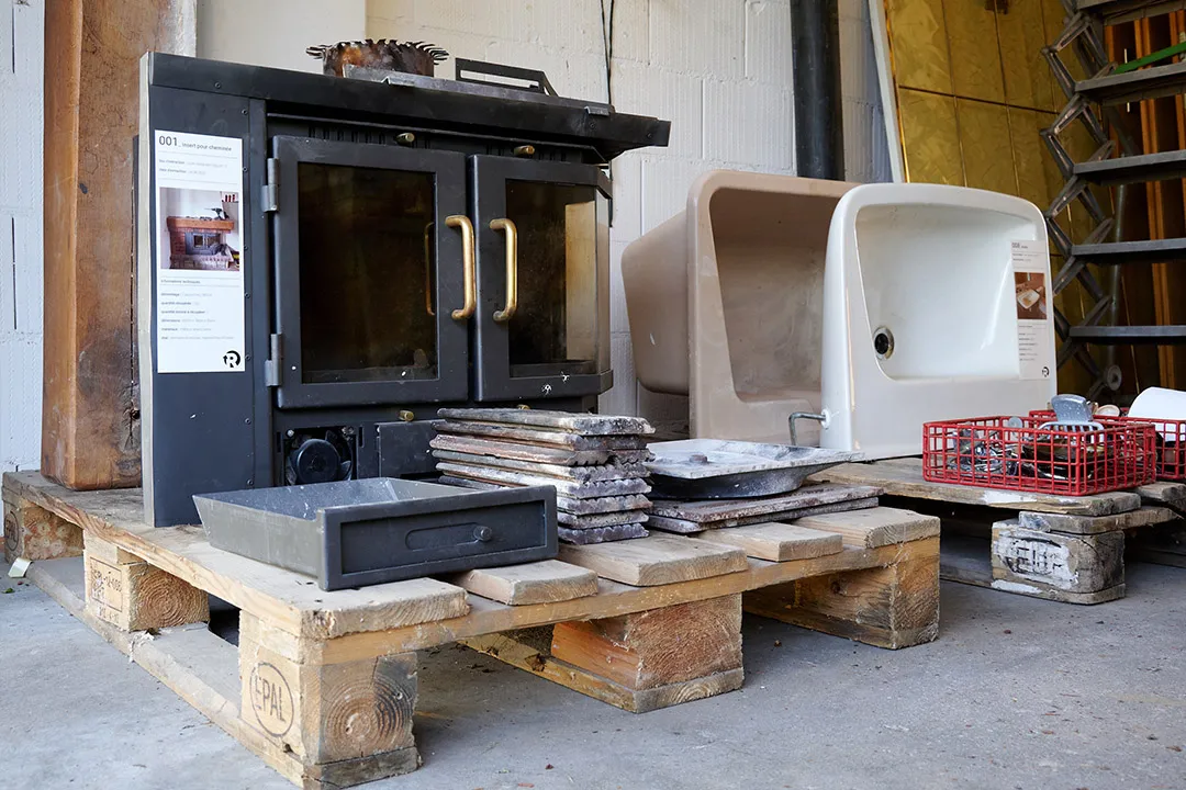 Insert de cheminée et éviers après démontage