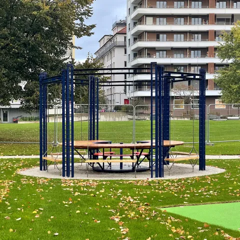 Table et banc en réemploi au Parc Domino