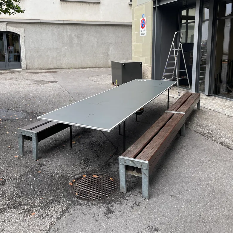 La table installée sur la terrasse de l'atelier