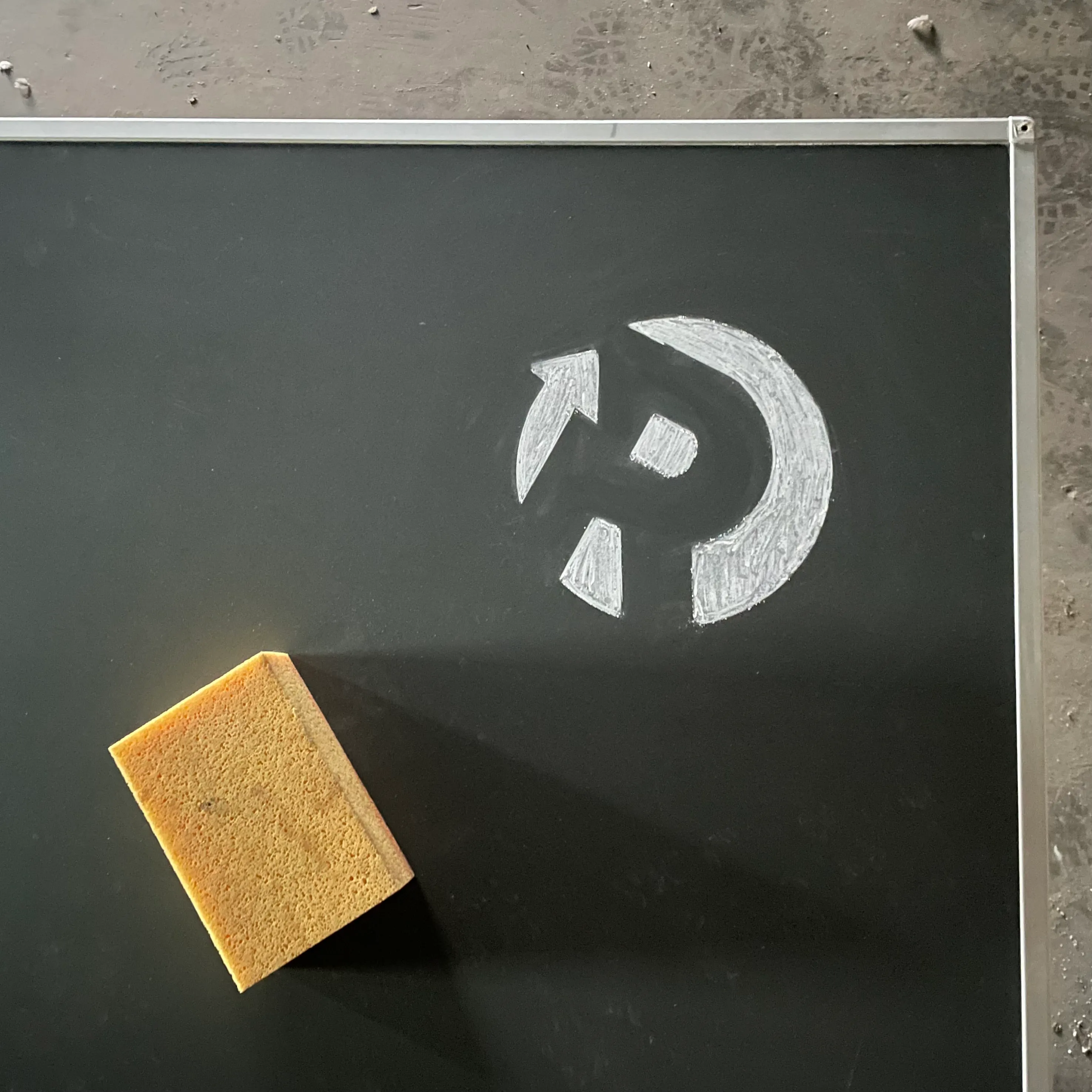 Transformée en table, le tableau noir a aussi gardé sa fonction première