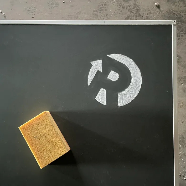 Transformée en table, le tableau noir a aussi gardé sa fonction première